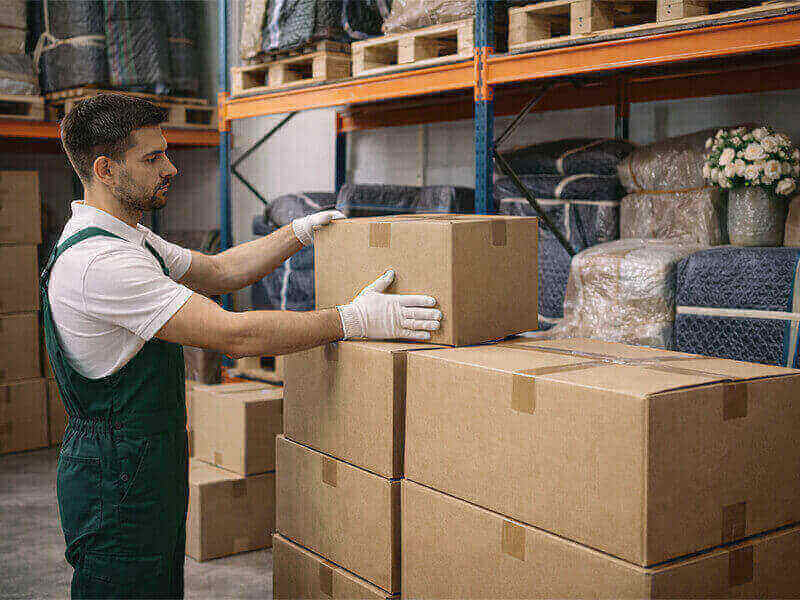 operatore all'interno del deposito mobili